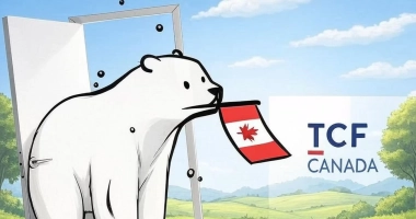 一只北极熊嘴里叼着一面加拿大国旗，正从一扇打开的门走出，背景是蓝天白云与绿色原野，旁边写有“TCF Canada”的字样。